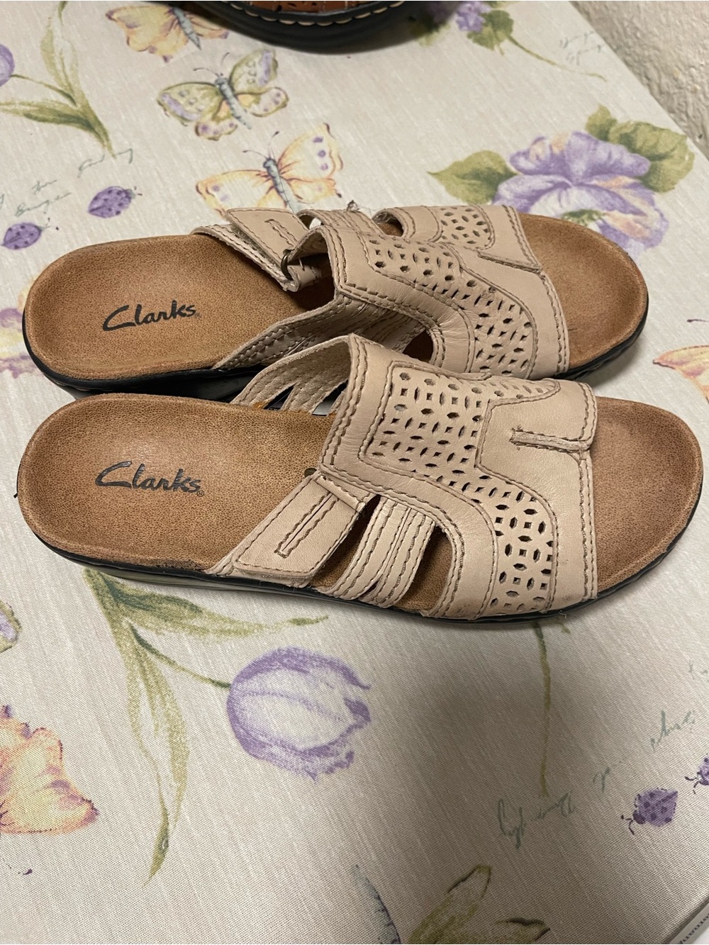New Clarks Women's Tan Perforated Leather Slide Mules